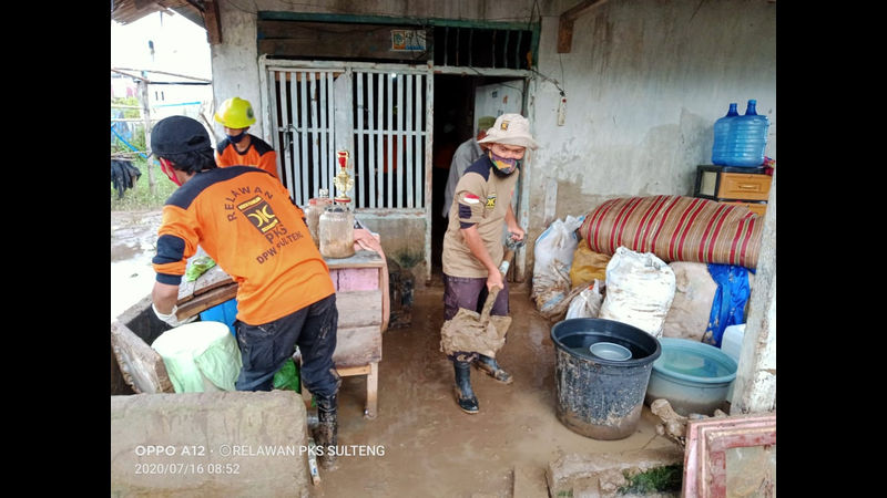 PKS | Banjir Bandang Masamba, Relawan PKS Fokus Bersihkan Lumpur dan Buka Dapur Umum