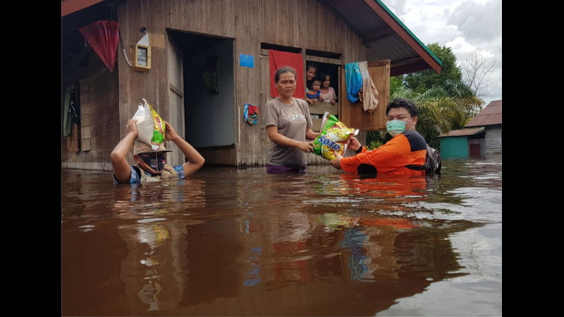 PKS | Ketua PKS Kalteng Rela Basah-basahan, Terobos Banjir untuk Bantu Warga