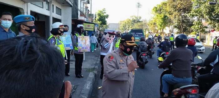 Kreatif, Polres Cimahi Turunkan Badut Berkostum Polisi untuk Sosialisasi Protokol Kesehatan