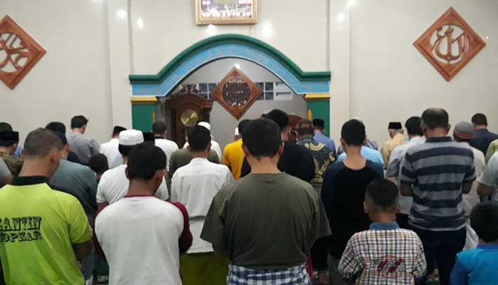 Bagaimana Duduknya Makmum Masbuk ketika Imam Tasyahud Akhir?