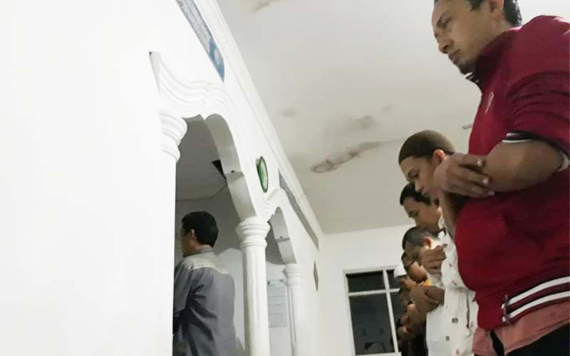 Jika Suara Imam Tidak Terdengar, Sah-kah Shalatnya?