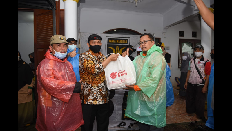 PKS | Di Tengah Hujan Gerimis, Presiden PKS Berikan Bantuan Korban Banjir di Bekasi