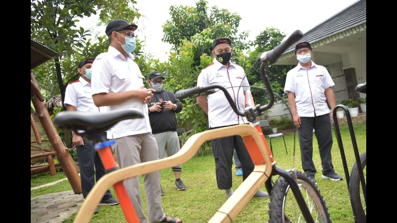 PKS | Tinjau Pilkada Depok, Presiden Asyik Gowes dengan Sepeda Kayu ke TPS