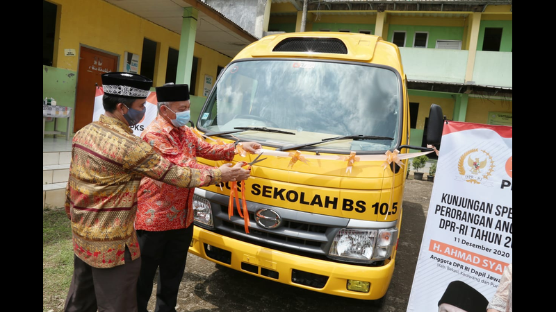 PKS | Ahmad Syaikhu Serahkan Bus Sekolah di Purwakarta dan Karawang