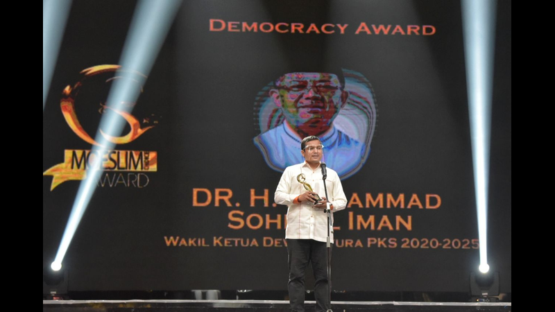 PKS | Sohibul Iman Terima Anugerah Democracy Award 2020