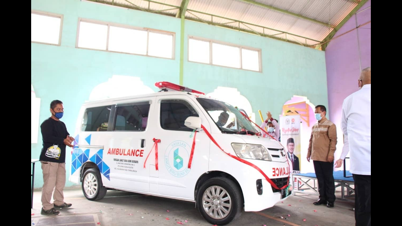 PKS | Rofik Serahkan Bantuan Ambulans dan Modal Usaha Warga Terdampak Covid