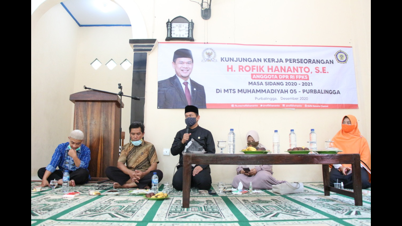 PKS | Kunjungan ke MTs Muhammadiyah 05 Purbalingga, Rofik Serahkan Bantuan Sarpras Sekolah