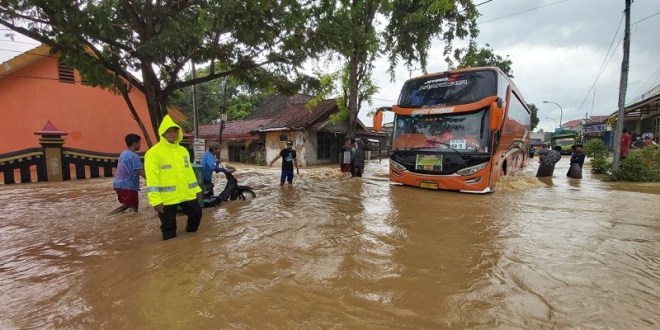 Aksi PKS Kala Banjir di Bangkalan